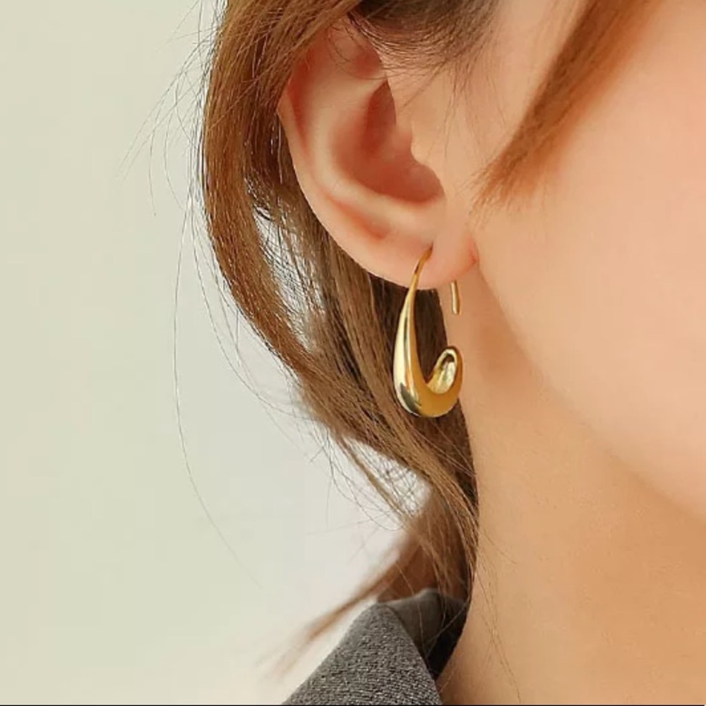 NEW 18K GOLD C SHAPE EARRINGS, NICE EARRINGS, CUTE EARRINGS - Picture 1 of 5